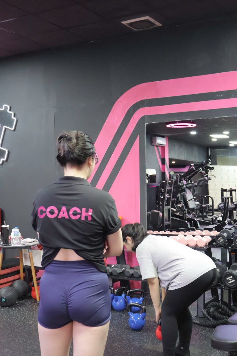 Huấn luyện viên cá nhân hướng dẫn học viên tập gym 1:1 tại MS.PI Women Fitness.